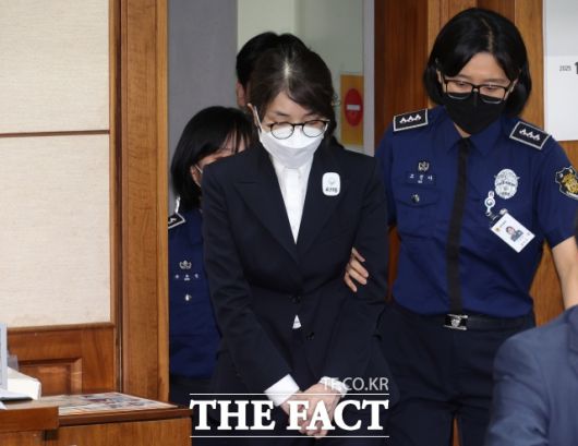 도이치모터스 주가조작과 명태균 공천개입, 통일교 청탁·뇌물 수수 의혹 혐의 등으로 구속기소 된 김건희 씨(파면된 전직 대통령 윤석열의 아내)가 24일 오후 서울 서초구 서울중앙지방법원에서 열린 첫 재판에 출석하고 있다. /사진공동취재단