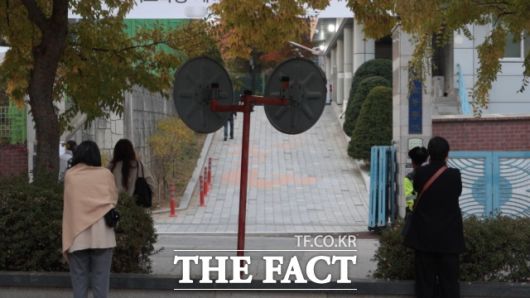 수험생 학부모들이 2026학년도 대학수학능력시험이 열리는 13일 오전 서울 송파구 문정동 문정고등학교 앞에서 정문이 닫히기를 초조하게 기다리고 있다. /이상빈 기자