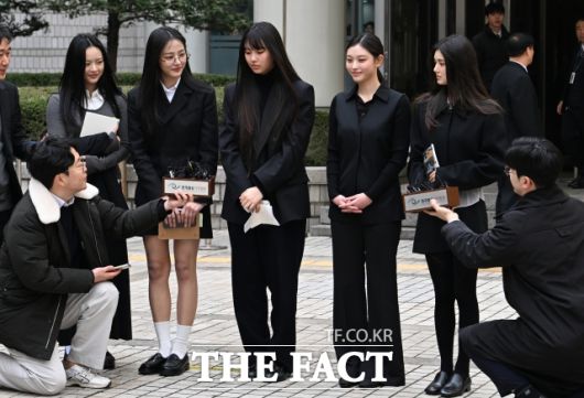 뉴진스가 지난 3월 서울 서초구 서울중앙지방법원에서 열린 '어도어의 기획사 지위 보전 및 광고 계약 체결 금지 가처분 등에 대한 심문기일' 출석을 마치고 법원을 나서며 입장을 밝히고 있다. /더팩트 DB