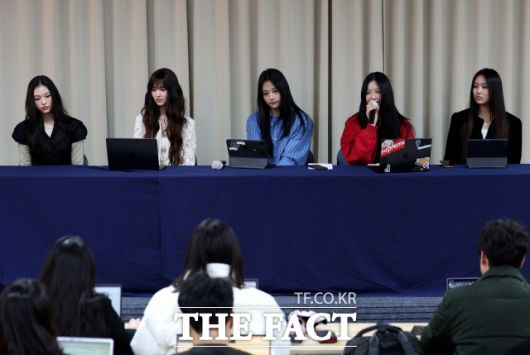 걸그룹 뉴진스가 지난해 12월 28일 서울 강남구 스페이스쉐어 삼성역센터에서 어도어와의 전속계약 해지 관련 긴급 기자회견을 하고 있다. 왼쪽부터 해린, 다니엘, 하니, 민지, 혜인. /더팩트 DB