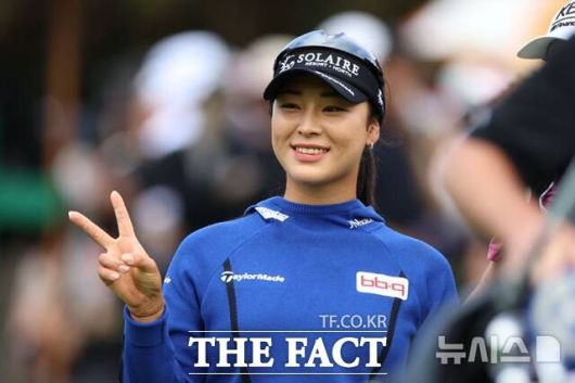 윤이나가 14일부터 투어챔피언십 출전권이 걸린 운명의 일전에 돌입한다. 사진은 지난 BMW 레이디스 챔피언십 2025 1라운드에서 티샷을 마친 뒤 이동하며 포즈를 취하고 있는 모습./뉴시스