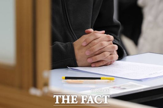 경복고등학교에서 한 수험생이 손을 모으고 시험 시작을 기다리고 있다. /사진공동취재단