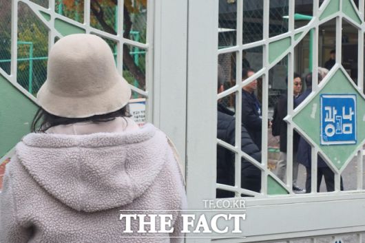 13일 오전 서울 광진구 광남고등학교에서 학부모가 고사장으로 향하는 자녀를 바라보고 있다. /서울 광남고=유영림 기자