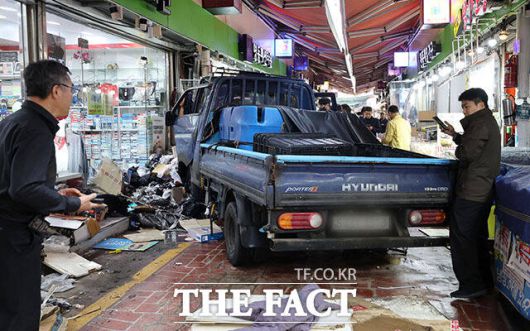 13일 오전 경기 부천시 오정구 제일시장에서 A 씨가 몰던 1톤 트럭이 시장 인도로 돌진하는 사고가 발생했다. /인천일보