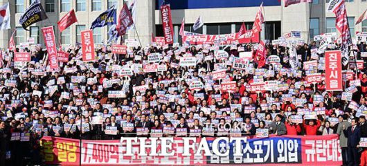 국민의힘이 검찰의 '대장동 개발 비리 재판 항소 포기'를 고리로 총공세를 벌이고 있다. 사진은 국민의힘이 12일 국회에서 열린 '대장동 일당 7400억 국고 환수 촉구 및 검찰 항소포기 외압 규탄대회'를 열고 있는 모습. /남윤호 기자