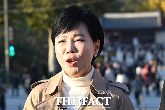 전현희 더불어민주당 최고위원이 15일 오후 서울 중구 세운상가 앞에서 현장 브리핑을 하고 있다. /서예원 기자