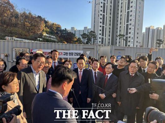 장동혁 국민의힘 대표(가운데)가 14일 오후 경기 성남시 대장동 사회 기반 시설 건설 현장을 방문해 관계자의 설명을 듣고 있다. /성남=이하린 기자