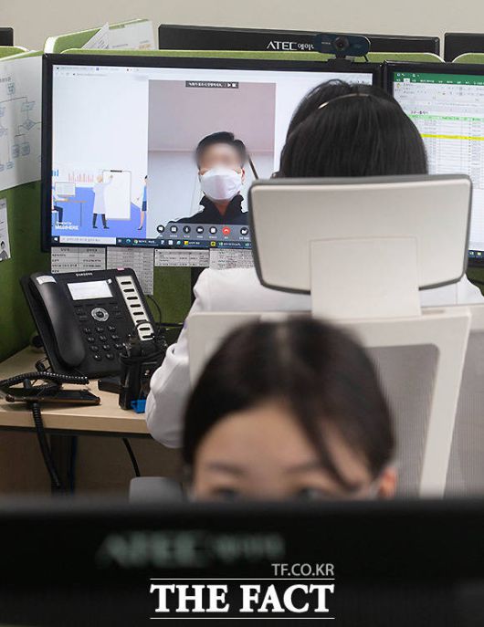 19일 오후 경기 성남시 성남시의료원 재택치료상황실에서 의료진이 코로나19 재택치료 환자와 비대면 진료를 하고 있다. 사진은 기사 내용과 관련없음/더팩트 DB