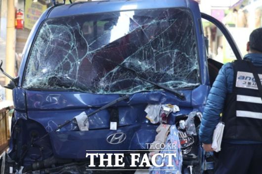 13일 오전 경기 부천 제일시장으로 돌진한 A 씨의 트럭이 견인되고 있다. /뉴시스