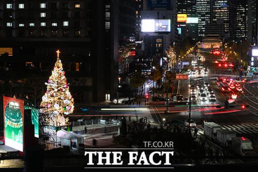 2025 대한민국 성탄 축제 ‘성탄트리 점등식’이 17일 오후 서울 중구 서울시청 앞 서울광장에서 열린 가운데 성탄트리가 환하게 불을 밝히고 있다. /서예원 기자