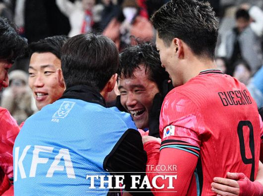 대한민국과 가나의 A매치 친선경기가 18일 오후 서울 마포구 서울월드컵경기장에서 열린 가운데 선취골을 성공시킨 이태석이 동료들의 축하를 받고 있다. /서울월드컵경기장=박헌우 기자