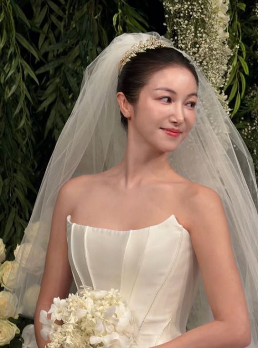 배우 김옥빈이 지난 16일 서울 모처에서 비연예인과 백년가약을 맺은 가운데 17일 직접 자신의 결혼식 사진을 개인 소셜 미디어에 게시했다. /인스타그램 캡처