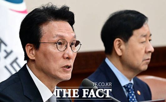 김민석 국무총리(왼쪽)가 18일 오전 서울 종로구 정부서울청사에서 열린 국무회의에 참석해 모두발언을 하고 있다.  /임영무 기자