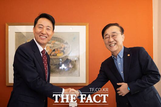 김윤덕 국토교통부 장관(오른쪽)과 오세훈 서울시장이 13일 오전 서울 중구의 한 식당에서 오찬 회동을 갖고 있다./국토교통부