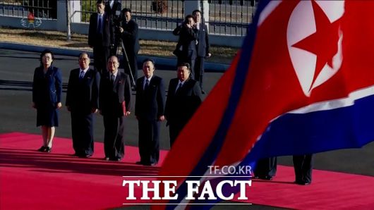 김정은 북한 국무위원장(오른쪽)이 지난 18일 최고재판소를 축하 방문했다고 조선중앙TV가 19일 보도했다. /뉴시스