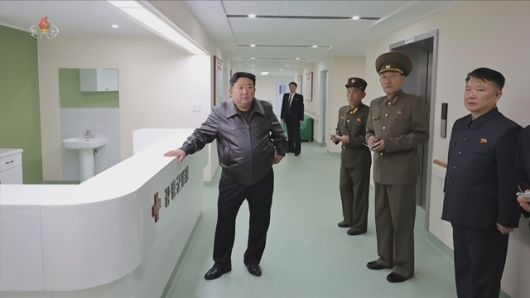 김정은 북한 국무위원장이 '지방발전 20×10 정책'의 보건 과제로 추진됐던 강동군병원을 찾아 올해 모두 6개의 의료 시설이 생겨났다고 밝혔다. 강동군병원과 구성시병원, 룡강군병원, 평양종합병원 각각 1곳과 '원산갈마해안관광지구 응급치료소' 내 2곳으로 추정된다. 사진은 김 위원장이 지난달 30일 완공 단계에 강동군병원 건설 현장을 찾은 모습. /뉴시스.조선중앙TV 갈무리