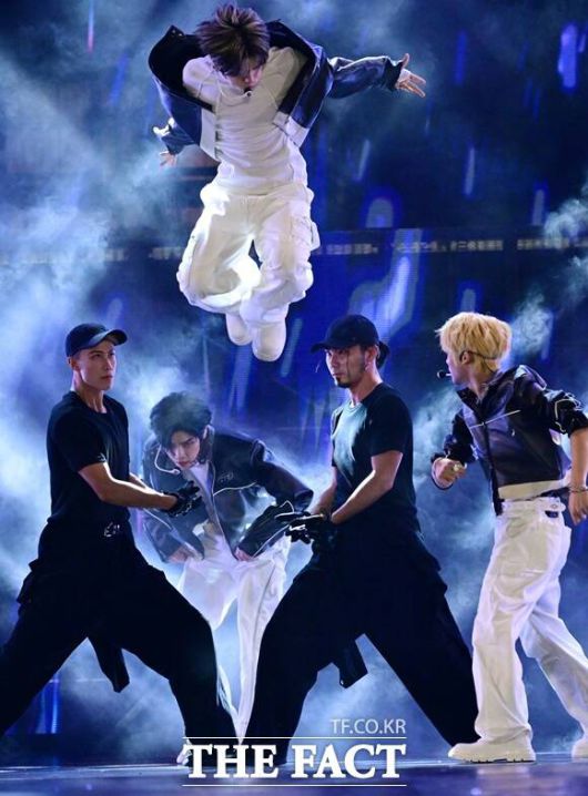 그룹 클로즈 유어 아이즈가 9월 20일 '마카오 아웃도어 퍼포먼스 베뉴'에서 열린 '2025 더팩트 뮤직 어워즈’에 참석해 화려한 퍼포머스를 펼치고 있다./임영무 기자