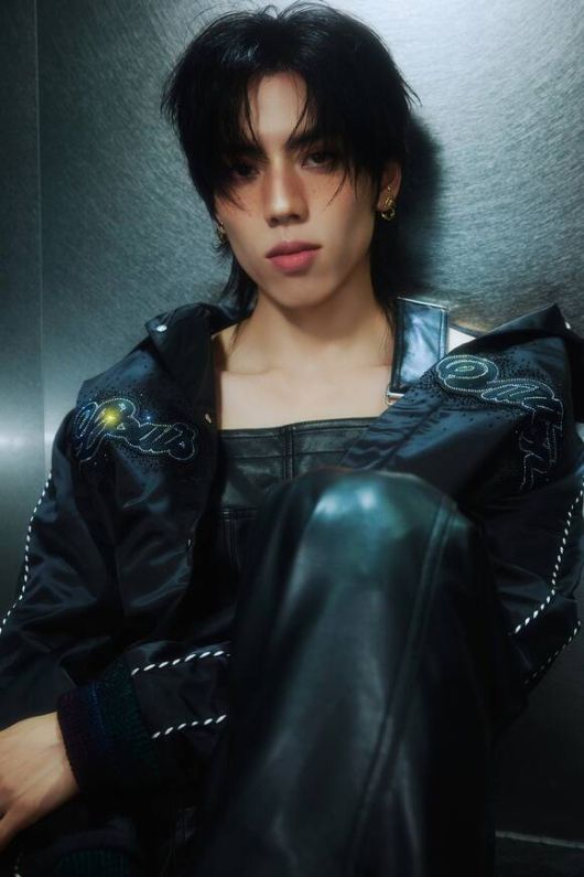 앨범명 'AWAKE'는 '깨다/깨우다'를 의미한다. 반복되는 일상 속에서 무뎌진 감정을 흔들어 깨우자는 장동우의 의지가 깃든 앨범이다. /장동우