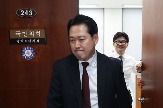 친한계와 친윤계의 갈등이 '당원게시판 의혹'에 대한 당무감사를 계기로 증폭될 것이라는 관측이 나온다. 사진은 장동혁 당시 국민의힘 최고위원과 한동훈 당시 국민의힘 대표. /뉴시스
