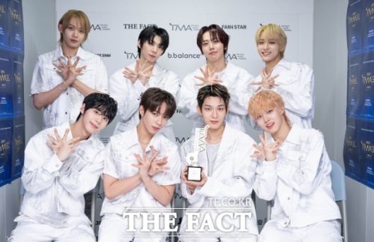 <더팩트>가 주최하고 팬앤스타와 더스퀘어이엔엠이 주관하는 '2025 더팩트 뮤직 어워즈(THE FACT MUSIC AWARDS, TMA)'가 20일 오후 '마카오 아웃도어 퍼포먼스 베뉴'에서 열린 가운데 그룹 아홉(AHOF)이 인터뷰에 앞서 포즈를 취하고 있다. /마카오=박헌우 기자