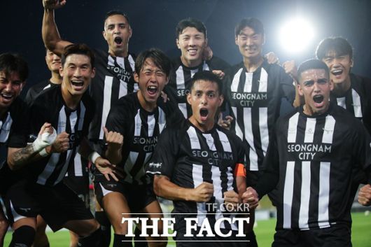 전경준 감독 체제로 대반전을 노리고 있는 성남 선수들./K리그