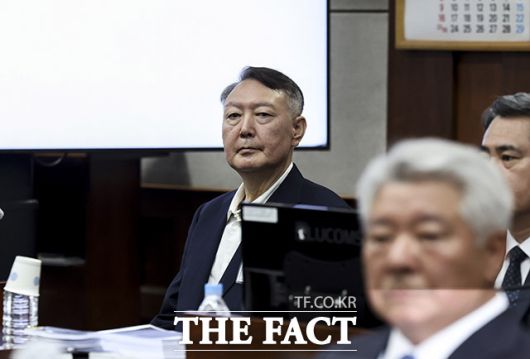 윤석열 전 대통령이 지난 9월 서울 서초구 서울중앙지방법원에서 열린 특수공무 집행 방해, 직권남용 권리행사 방해 혐의 첫 재판에 출석해 있다./사진공동취재단