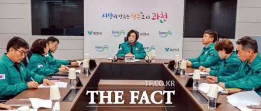 신계용 과천시장이 24일 수돗물 관련 특별비상대책위원회를 주재하고 있다. /과천시