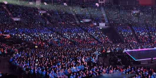 케이스포돔은 무대를 향한 객석이 가장 편안하고 아늑한 곳으로 유명하다. 빈좌석으로 빼놓는 무대 좌우 일부를 빼면 사각지대가 전혀 없다. 어느 좌석에 앉아도 편안하게 관람할 수 있다. /영웅시대 팬블로그