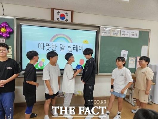 홍성초 학생들이 공을 건네면서 친철한 말투로 칭찬하며 바른 언어문화 개선 체험활동을 하고 있다. /충남도교육청