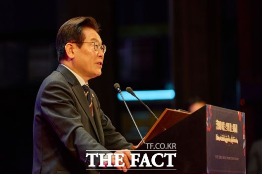 이재명 대통령은 23일(현지시간) 한미 연합 군사훈련 축소 가능성을 두고 "지금 미리 어떤 방향으로 예단하기는 어렵다"고 조심스러운 입장을 내놨다. 이 20일 이집트 카이로대학교에서 연설을 하고 있다. /대통령실