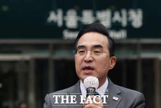 박홍근 더불어민주당 의원이 26일 서울 중구 서울시청 앞에서 내년 6월 3일 치러지는 서울시장 선거 출마 선언을 하고 있다. /뉴시스