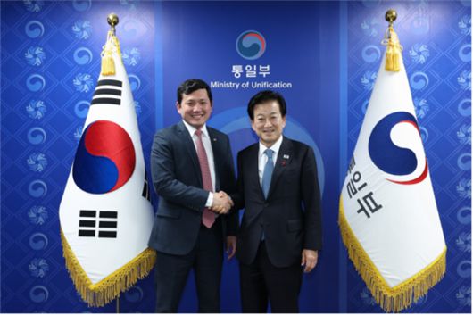 정 장관은 이날 '자기 결정권' 발언 이후 케빈 김 주한미국대사대리를 만나 미중 정상회담이 내년 4월 예정된 만큼 앞으로가 중요한 시간이라고 평가했다. 또 북미 정상회담 성사를 위해 한국 정부가 페이스메이커로서의 노력을 강화해 나가겠다고 말했다. /임영무 기자