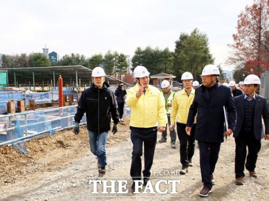 최대호 안양시장이 지난 26일 청계통합정수장 공사 진행 상황을 점검하고 있다. /안양시
