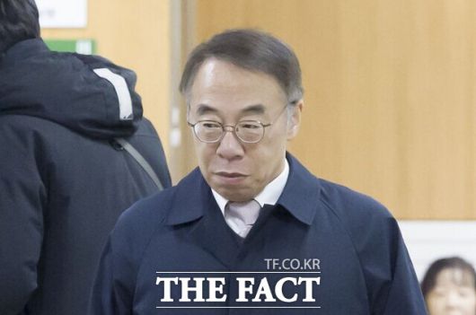 사법농단 의혹으로 1심에서 징역형 집행유예를 선고 받은 임종헌 전 법원행정처 차장이 27일 서울 서초구 서울고등법원에서 열린 직권남용 권리행사 방해 등 혐의 항소심 선고 공판에 출석하고 있다. /뉴시스