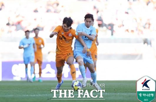 한 팀은 무조건 2부리그로 강등될 수밖에 없는 30일 최종전을 앞두고 있는 제주와 대구의 올 시즌 경기 장면./K리그