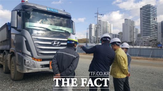 새종시가 '제7차 미세먼지 계절관리제'를 시행하면서 한 자동차의 배기가스를 점검하고 있다. /세종시