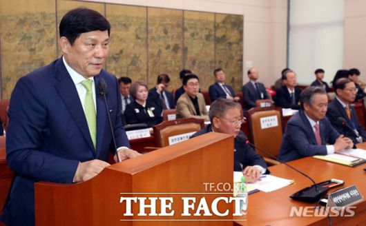 2023년 국정감사에 출석한 허구연 KBO 총재가 의원들의 질의에 답하고 있다. /뉴시스