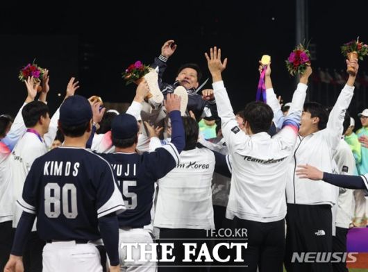 허구연 KBO 총재가 2022년 항저우 아시안게임에서 야구대표팀이 우승한 뒤 선수들로부터 헹가래를 받고 있다. /뉴시스