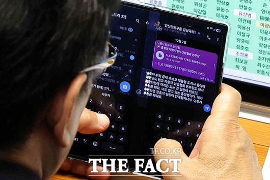 문진석 더불어민주당 원내운영수석부대표가 2일 서울 여의도 국회에서 열린 본회의에서 김남국 대통령비서실 국민디지털소통비서관에게 문자를 보내고 있다. 문자에는 홍성범 한국자동차산업협회 상무를 회장으로 추천해 달라는 내용이 담겼다. 문 수석은 ‘내가 추천하면 강훈식 실장이 반대할거니까 아우가 추천좀 해줘봐’ 라고 전달했다. /뉴스핌