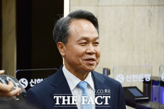 신한금융그룹 차기 회장 후보로 선정된 진옥동 회장이 4일 신한은행 본점 1층에서 기자들을 만나 도어스테핑을 열고, 질의응답을 하고 있다. /김태환 기자