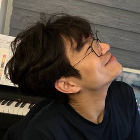 싱어송라이터 윤석원이 5일 오후 6시 각 음악 사이트에 싱글 '아기로보트'를 발매한다./문화인