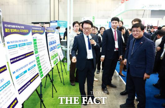 손병복 울진군수가 원자력수소 국가산업단지를 홍보하고 있다. /울진군