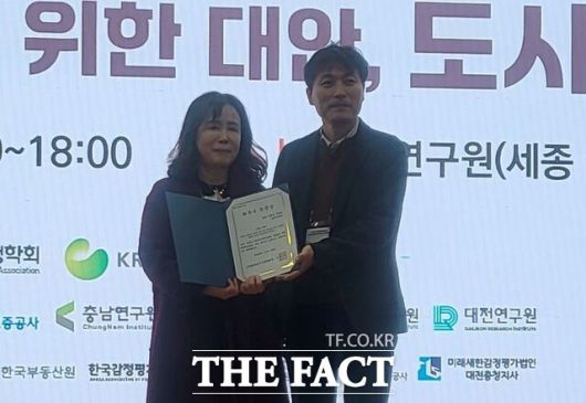 목원대 대학원 부동산학과 안정윤 씨(왼쪽)가 한국도시재생학회 종합학술대회에서 '부동산 부실등기 예방을 위한 법적 개선 방안 연구' 논문으로 '최우수 논문상'을 받은 뒤 기념 촬영을 하고 있다. /목원대