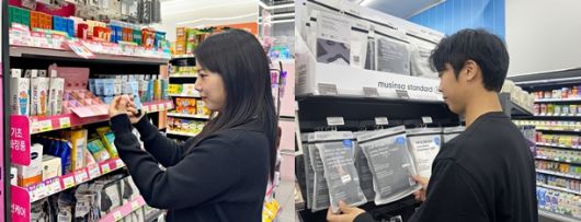 편의점 업계가 '올다무(올리브영·다이소·무신사)'에 잇는 외국인 관광객 쇼핑 성지로 거듭나기 위해 종합몰로 진화하는 모습이다. 기존 K-푸드에서 K-뷰티와 K-패션, K-팝 등 K-콘텐츠를 아우르고 있다. /BGF리테일·GS리테일