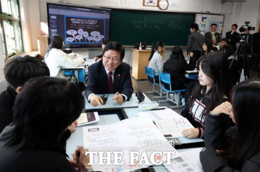 최교진 교육부 장관은 지난 1일 서울 관악구 난우중학교를 방문해 헌법과 기본권을 주제로 한 중학교 3학년 사회 수업을 참관했다./교육부 제공