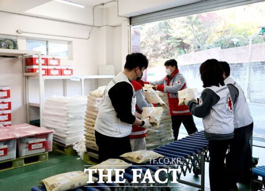 대한적십자사 대전세종지사는 5일 전국은행연합회의 후원으로 백미 800포를 관내 취약계층에게 전달하는 지원 사업을 실시했다. 백미를 나르고 있는 대한적십자사 대전세종지사 관계자들 모습. /대한적십자사 대전세종지사