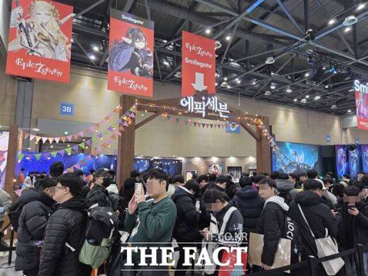5일부터 일산 킨텍스에서 개최된 'AGF 2025' 행사에서 스마일게이트가 마련한 대표 서브컬처 게임 '에픽세븐' 부스 앞 방문객들이 체험 대기열을 이루고 있다. /일산=우지수 기자