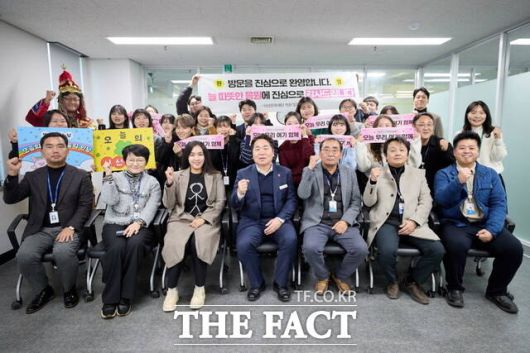 오세현 아산시장이 아산문화재단을 방문해 직원들과 기념 촬영을 하고 있다. /아산시