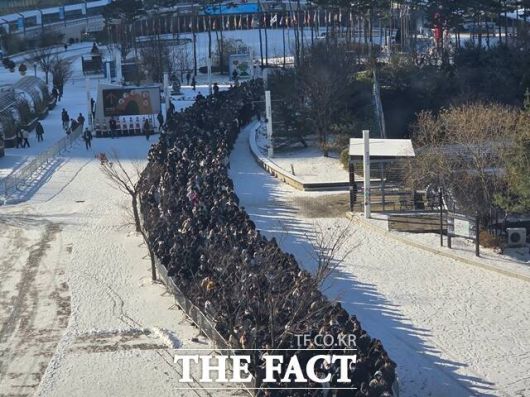 5일 오전 일산 킨텍스에서 열린 'AGF 2025' 행사 현장에 입장하기 위해 방문객들이 눈 쌓인 광장에서 줄지어 서 있다. /일산=우지수 기자