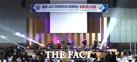 2025 MBC 대학가요제 금상 수상팀인 배재대 Y507이 배재대 스포렉스서 열린 '배재-서구 지역주민과 함게하는 꿀잼 페스티벌'에서 자작곡 '동물의 왕국'을 공연하고 있다. /배재대